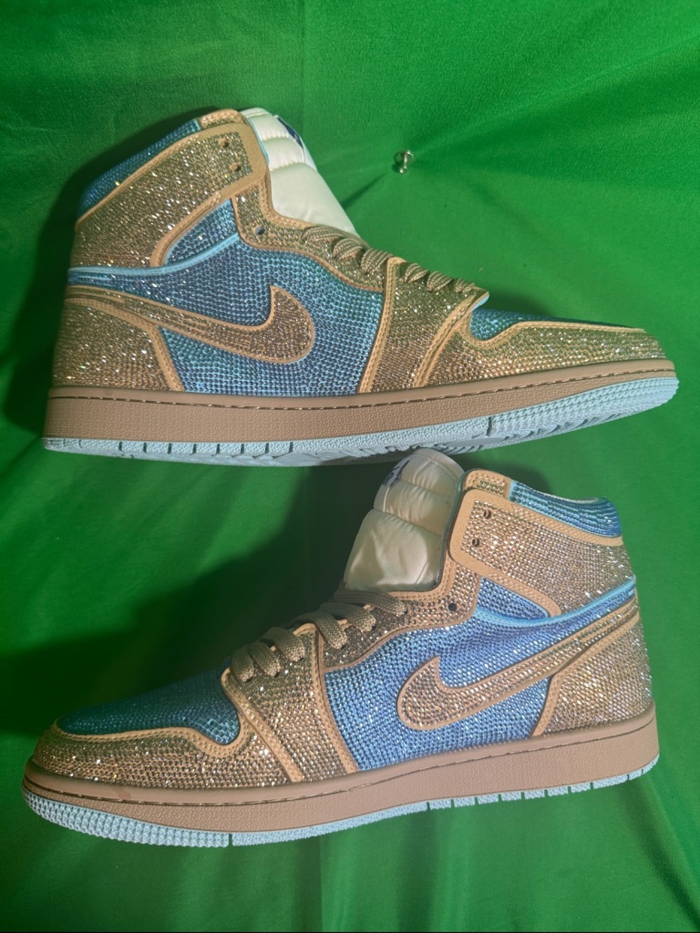 New! Custom Air Jordan 1 High sneakers embellished with “Swarovski Crystals” - Picture 7 of 9